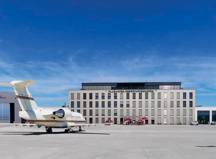 Szenebild mit Flugzeug und Flughafen Oberpfaffenhofen