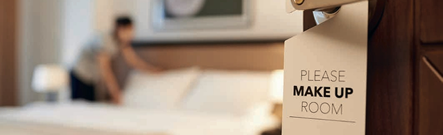 Einblick Hotelzimmer mit Servicepersonal im Boardinghouse EDMO