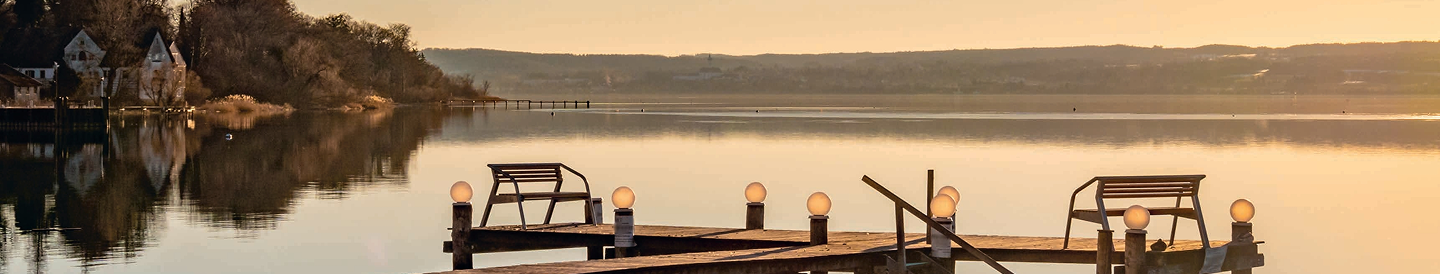 Szenenbild mit Seeblick und Steg
